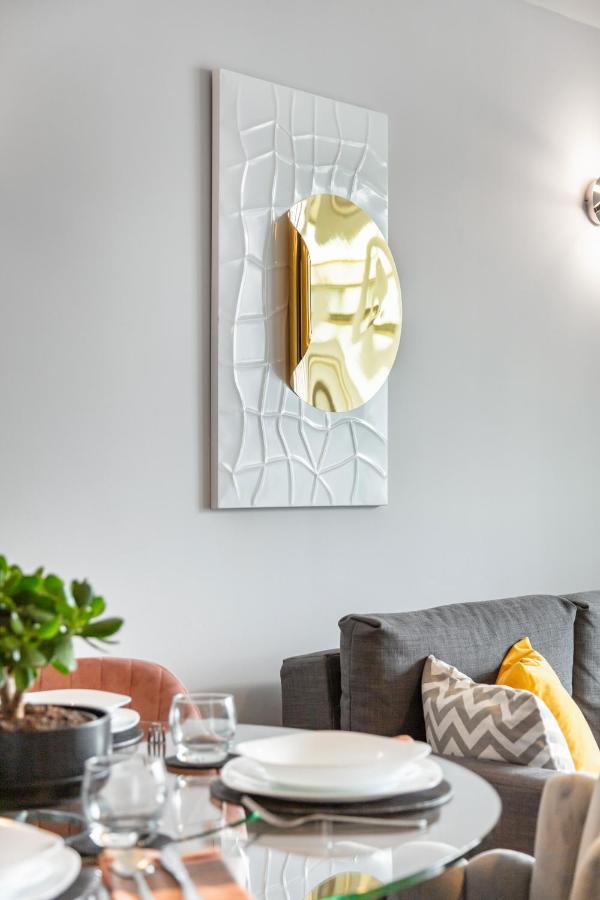 Stunning Apartment With Underground Parking! Londra Dış mekan fotoğraf