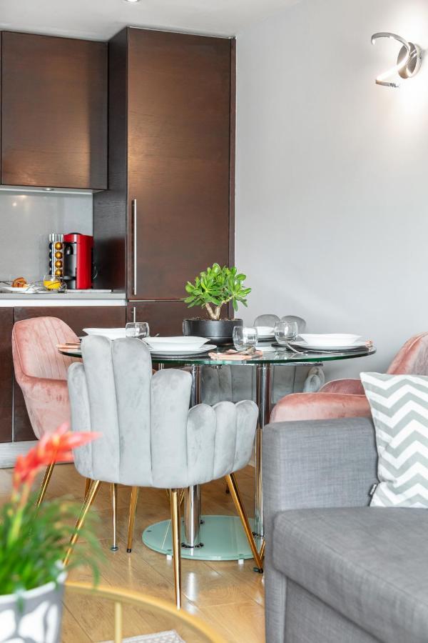 Stunning Apartment With Underground Parking! Londra Dış mekan fotoğraf