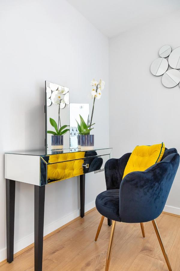 Stunning Apartment With Underground Parking! Londra Dış mekan fotoğraf