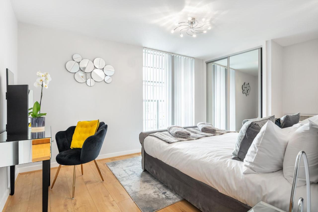 Stunning Apartment With Underground Parking! Londra Dış mekan fotoğraf