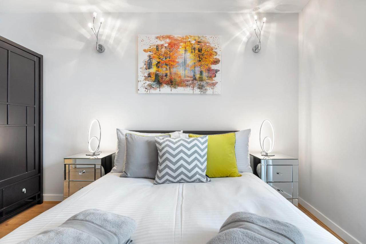 Stunning Apartment With Underground Parking! Londra Dış mekan fotoğraf