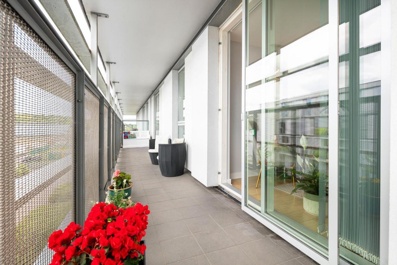Stunning Apartment With Underground Parking! Londra Dış mekan fotoğraf