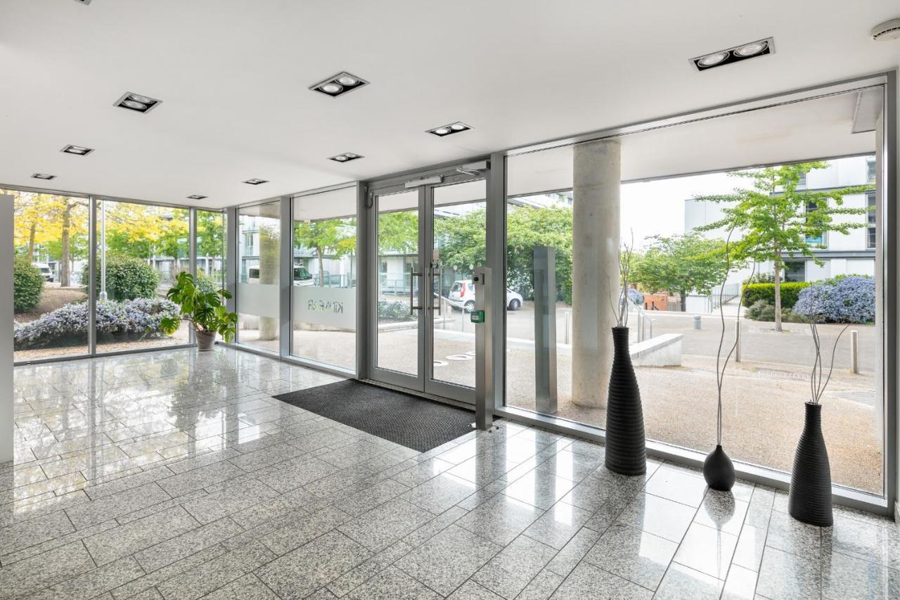 Stunning Apartment With Underground Parking! Londra Dış mekan fotoğraf